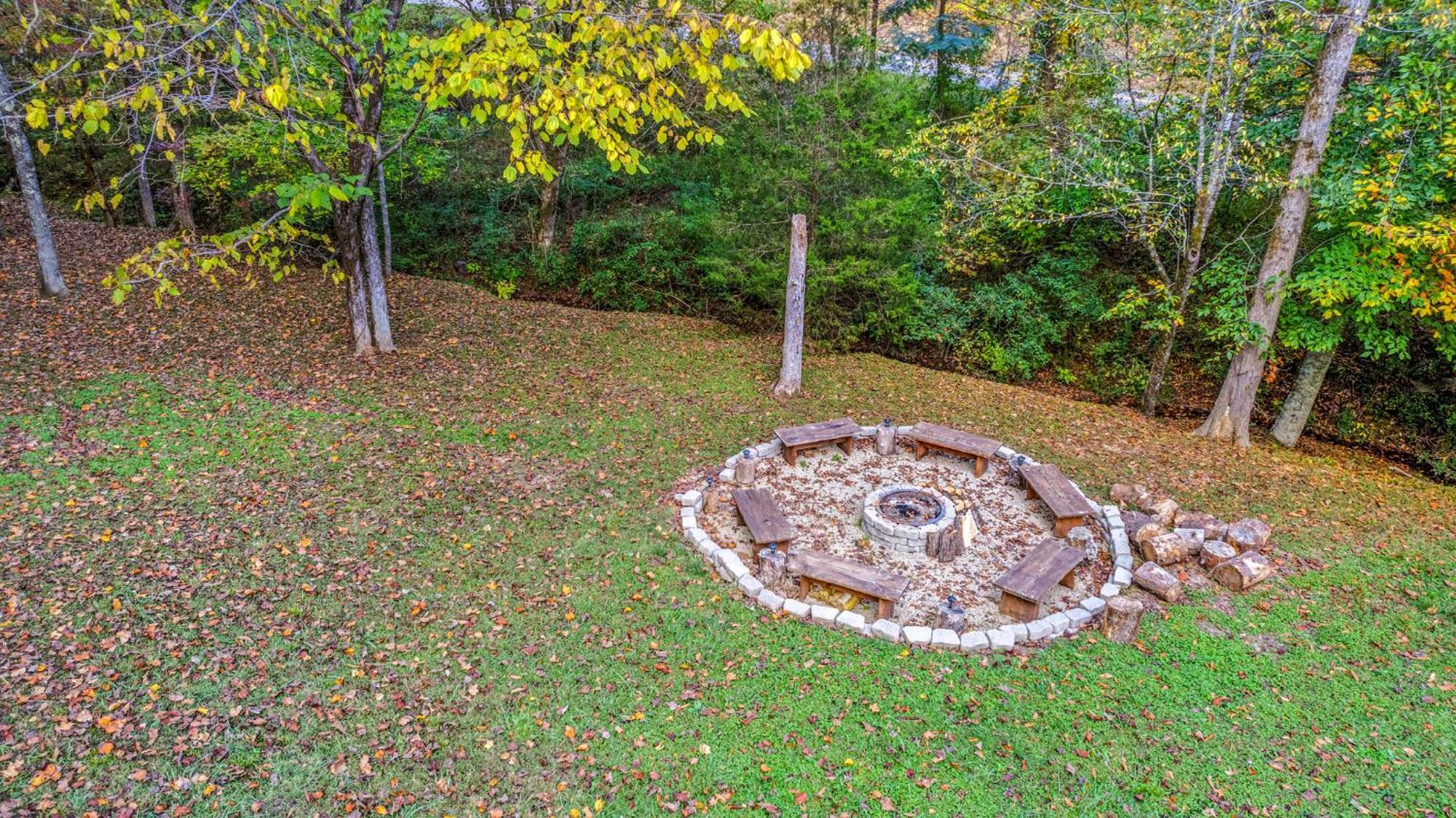 Relaxation Retreat - Pickleball Cabin - Wi-Fi, Fire Pit With Bar, Ev, Game Room, Hot Tub, Pool Access - Mins To Pf Sevierville Exterior foto
